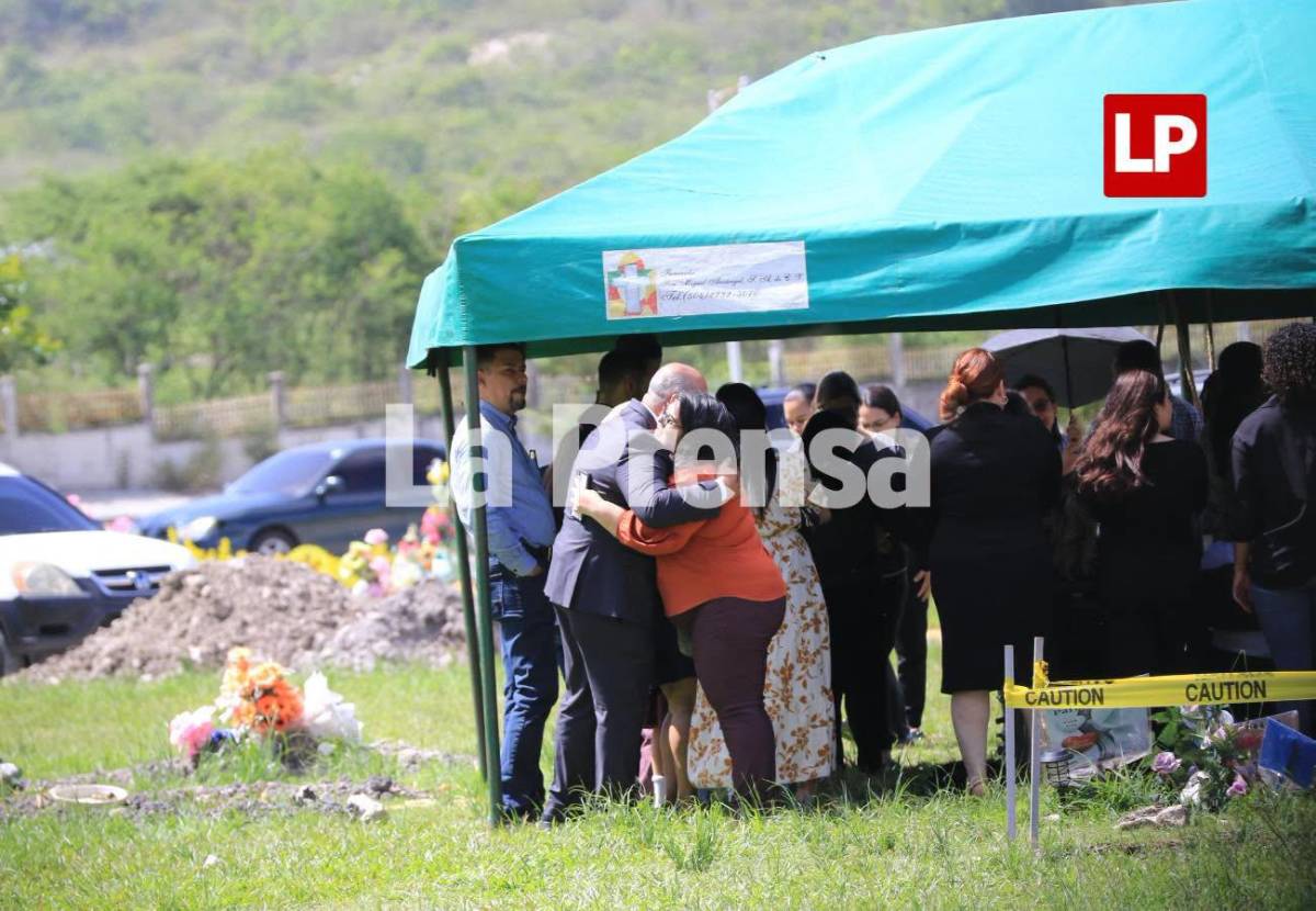 Dan último adiós a Claudia Suyapa, víctima del derrumbe en cerro de Loarque