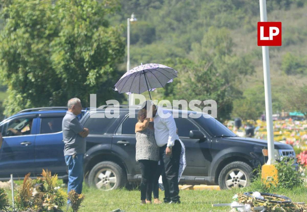 Dan último adiós a Claudia Suyapa, víctima del derrumbe en cerro de Loarque