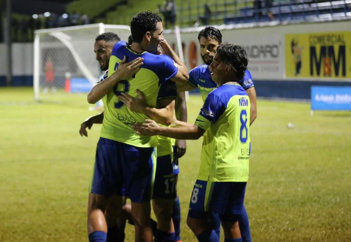 Los futbolsitas de los Potros celebrando su el gol del triunfo.