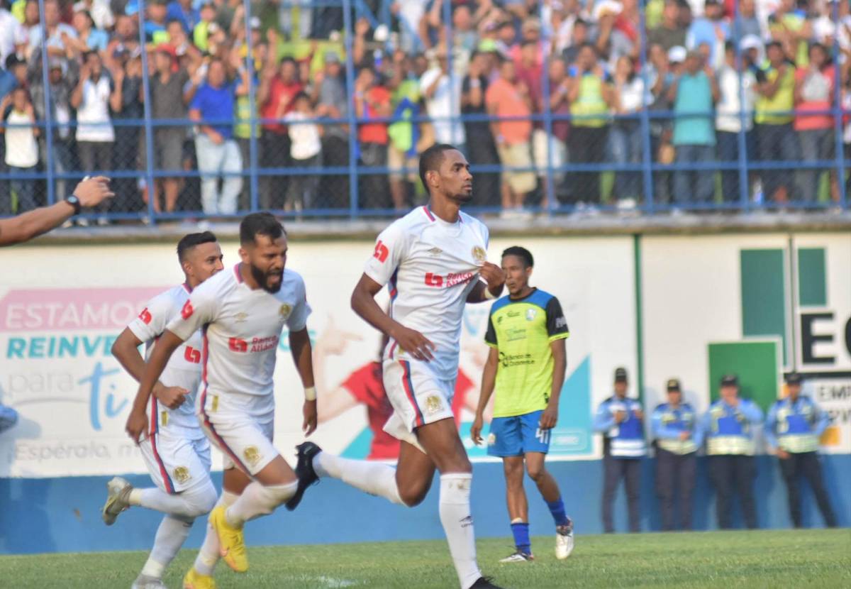 El festejo de Jerry Bengtson.