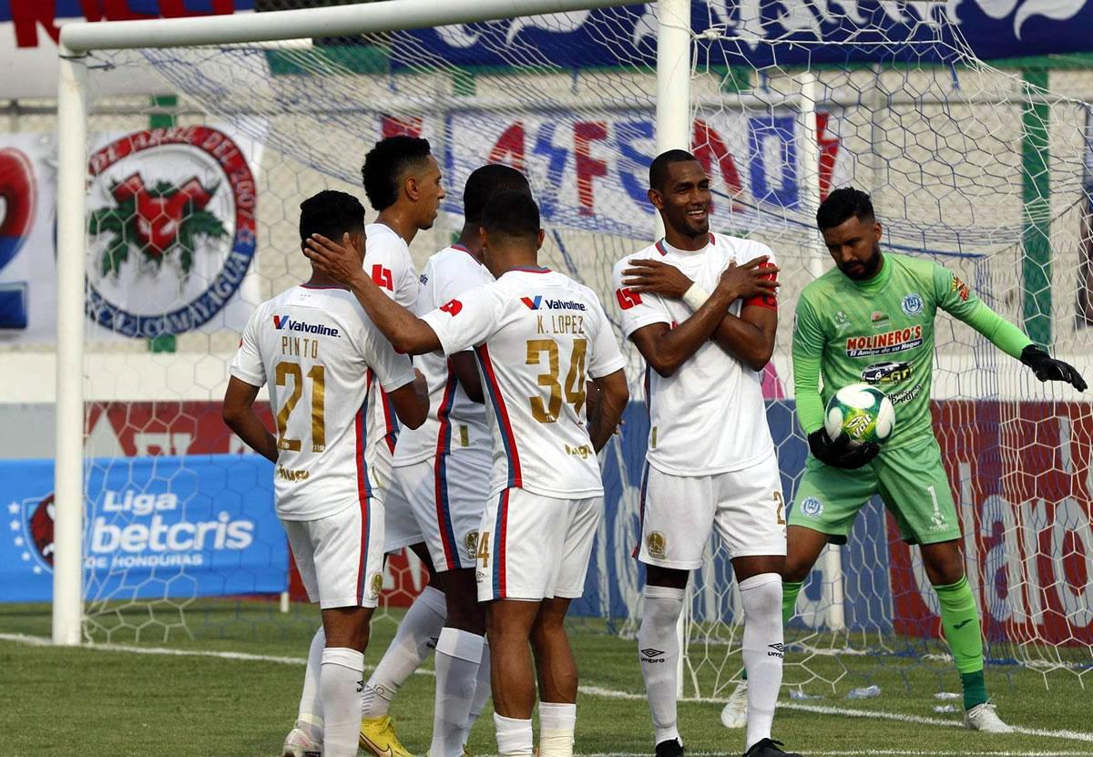 Jerry Bengtson celebrando su primer gol del partido contra el Victoria.