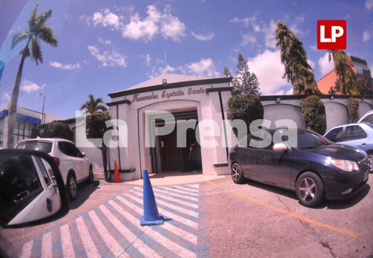 Forenses sacan del ataúd el cuerpo de chef Sandra Díaz en busca de muestras adicionales