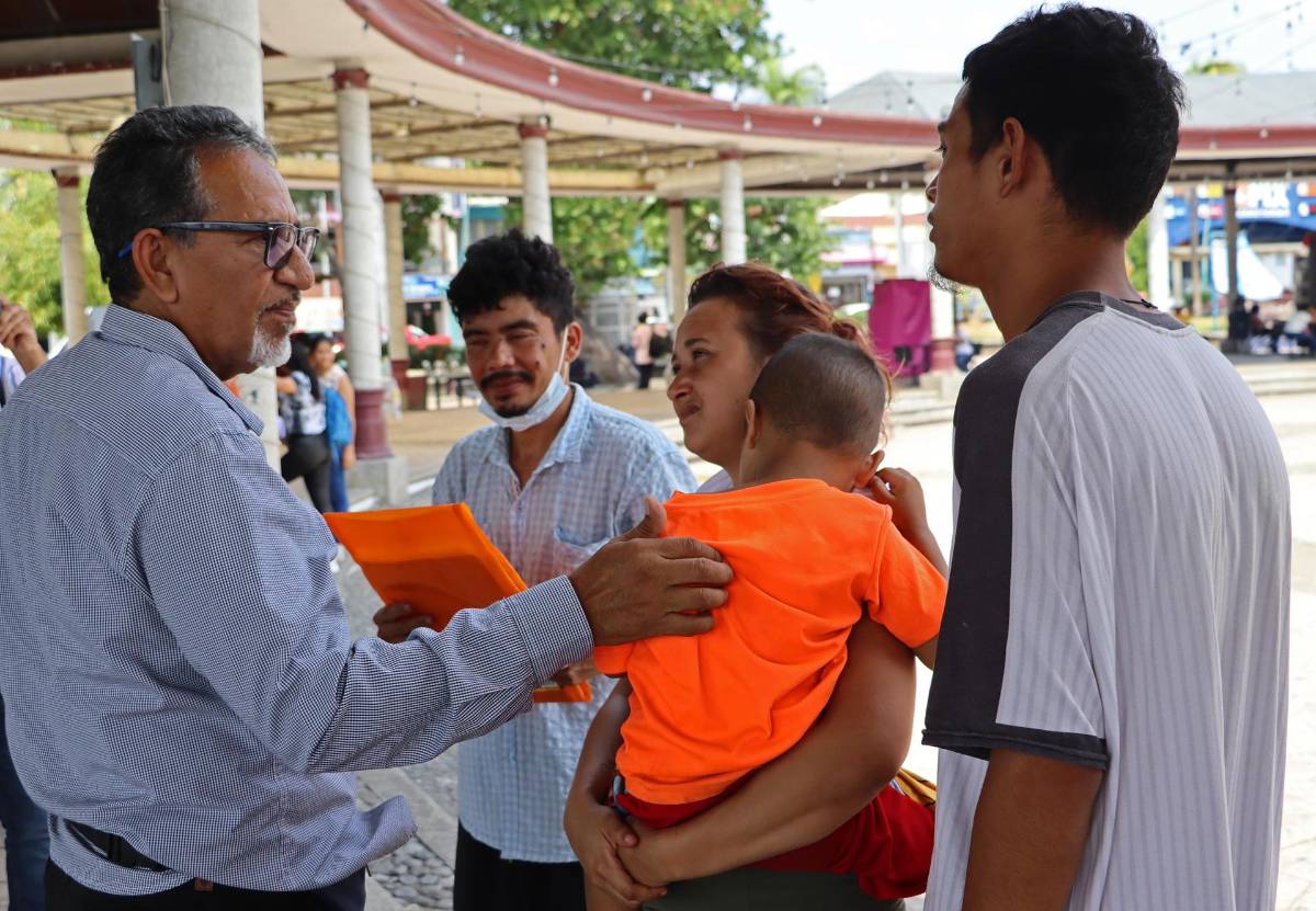 El coordinador del Centro de Dignificación Humana (CDH), Luis Rey García Villagrán, habla con una familia migrante este miércoles en Tapachula.
