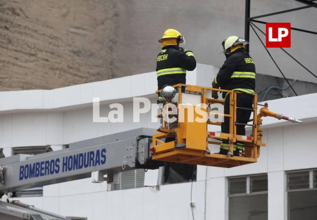 ¡Angustia en colonia Loarque! Rescatan a 40 personas; otras cuatro siguen atrapadas