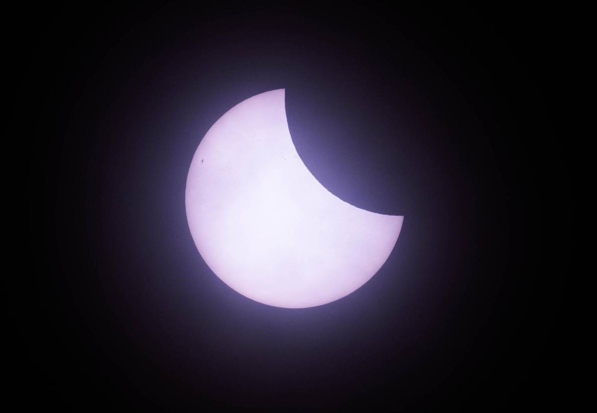 El cielo se oscurece este sábado: así se vive el eclipse solar parcial en impactantes imágenes