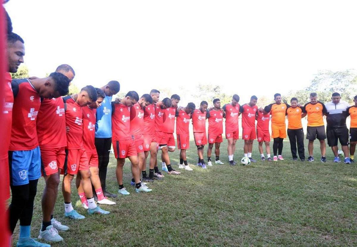 Jugadores del Olancho FC realizaron una oración antes de empezar el entrenamiento.