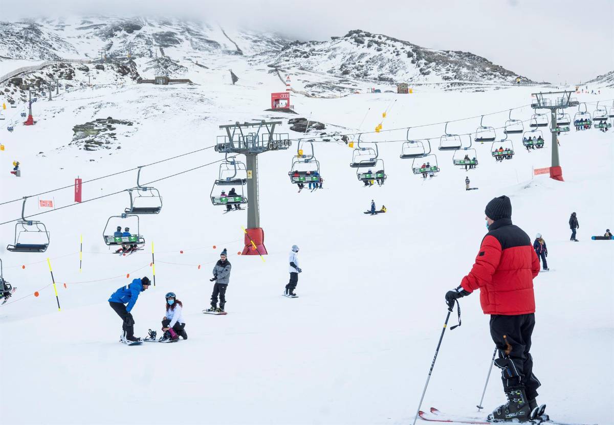 Sierra Nevada alberga las cumbres más altas de la península ibérica.