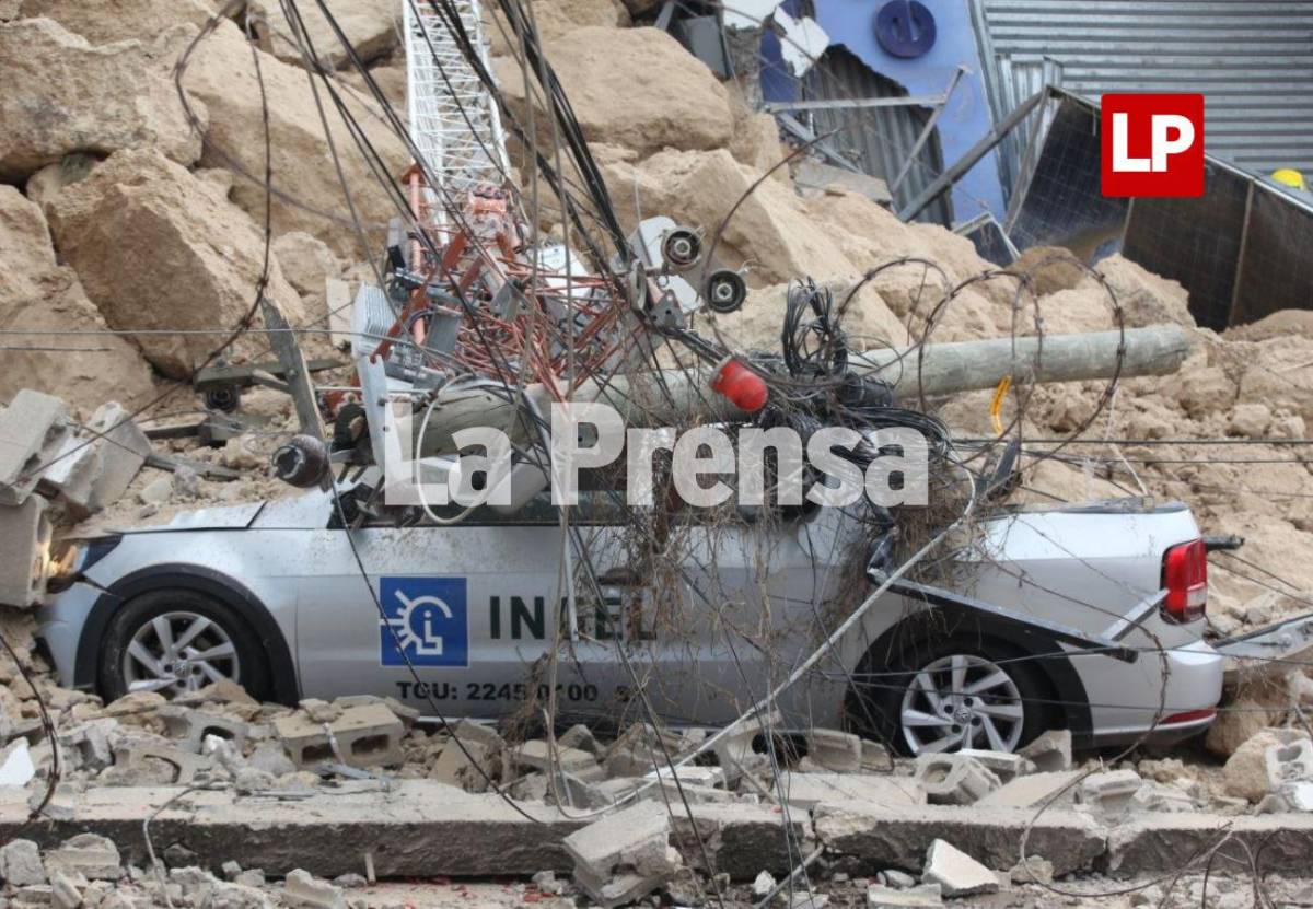 ¡Angustia en colonia Loarque! Rescatan a 40 personas; otras cuatro siguen atrapadas