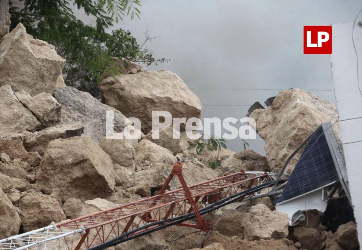 ¡Angustia en colonia Loarque! Rescatan a 40 personas; otras cuatro siguen atrapadas
