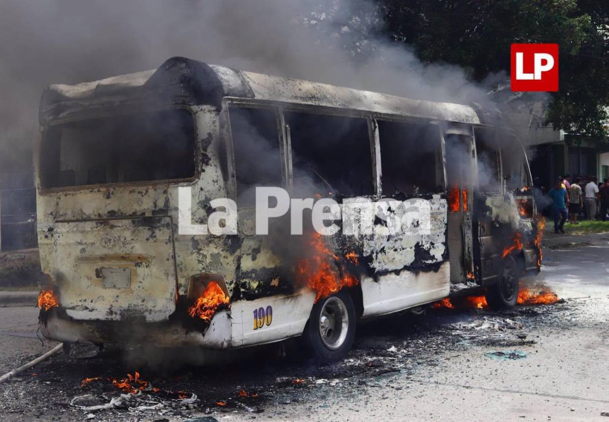 Conductor de moto que incendió bus en San Pedro Sula está en UCI con pronóstico reservado