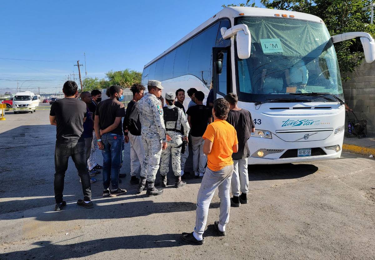 Los migrantes piden a las autoridades poder reunirse con sus familias.