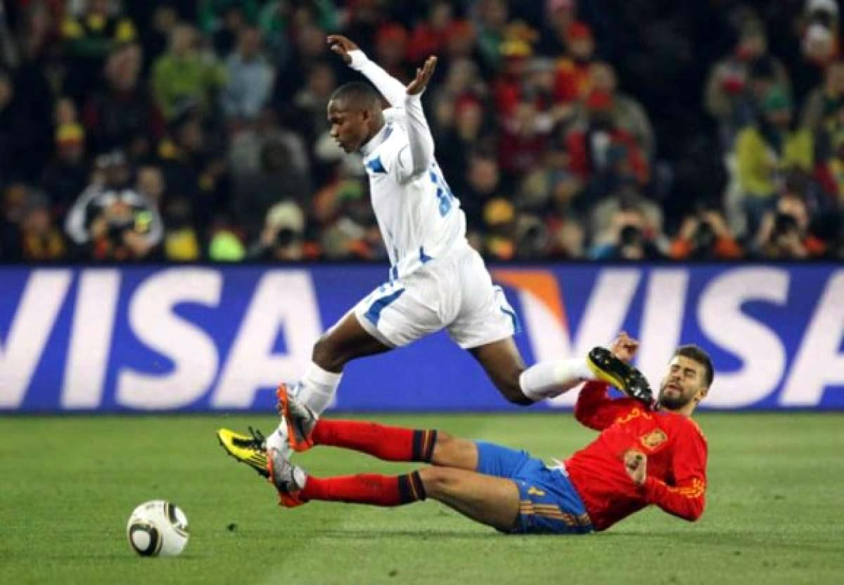 Gerard Piqué intentó detener a Georgie Welcome en el Mundial de Sudáfrica 2010 y en esta jugada se terminó llevando un fuerte golpe en su boca.