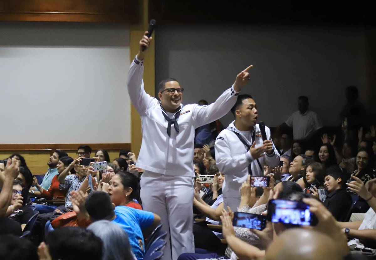 La Banda de la Fuerza de la Flota de los EUA deleita a sampedranos