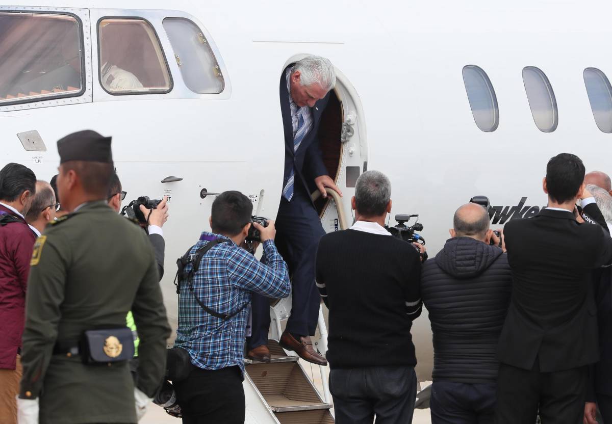 Presidente de Cuba llega a México para investidura de Claudia Sheinbaum