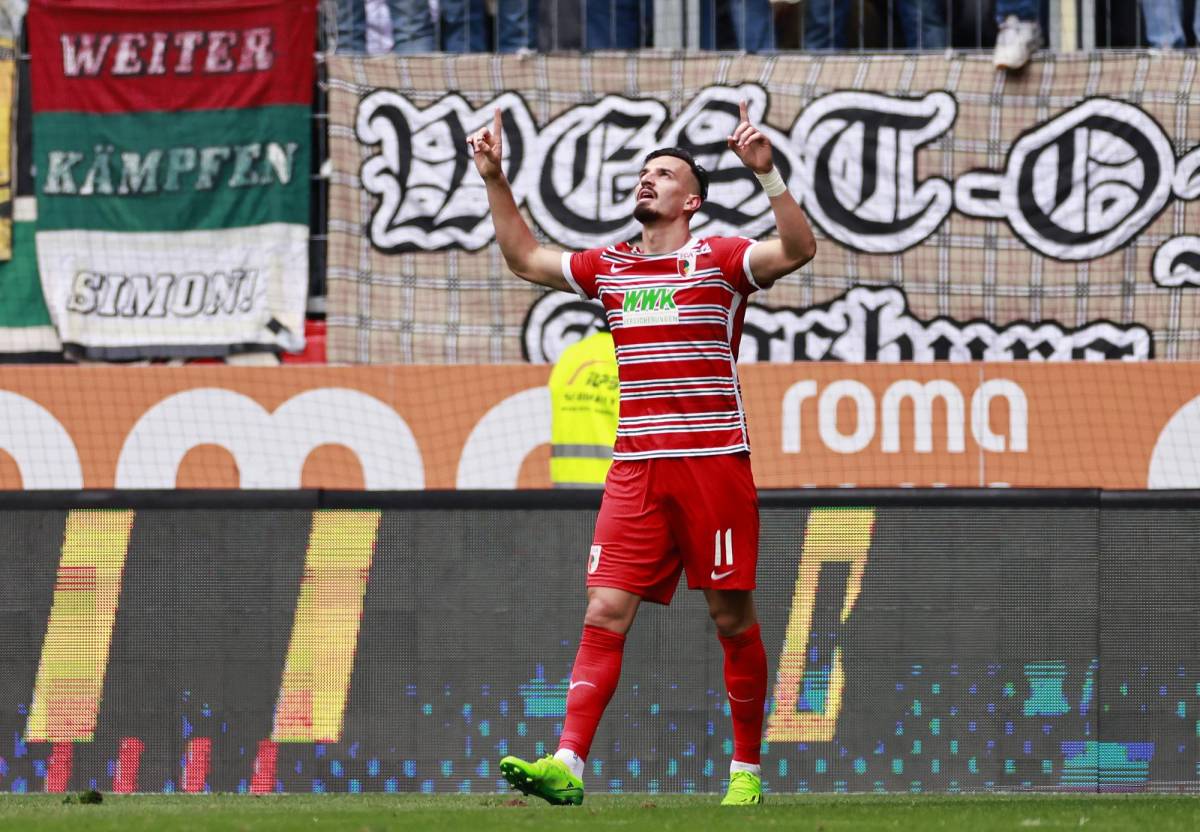 Mergim Berisha celebrando el gol que le dio la victoria al Augsburgo ante Bayern Múnich.