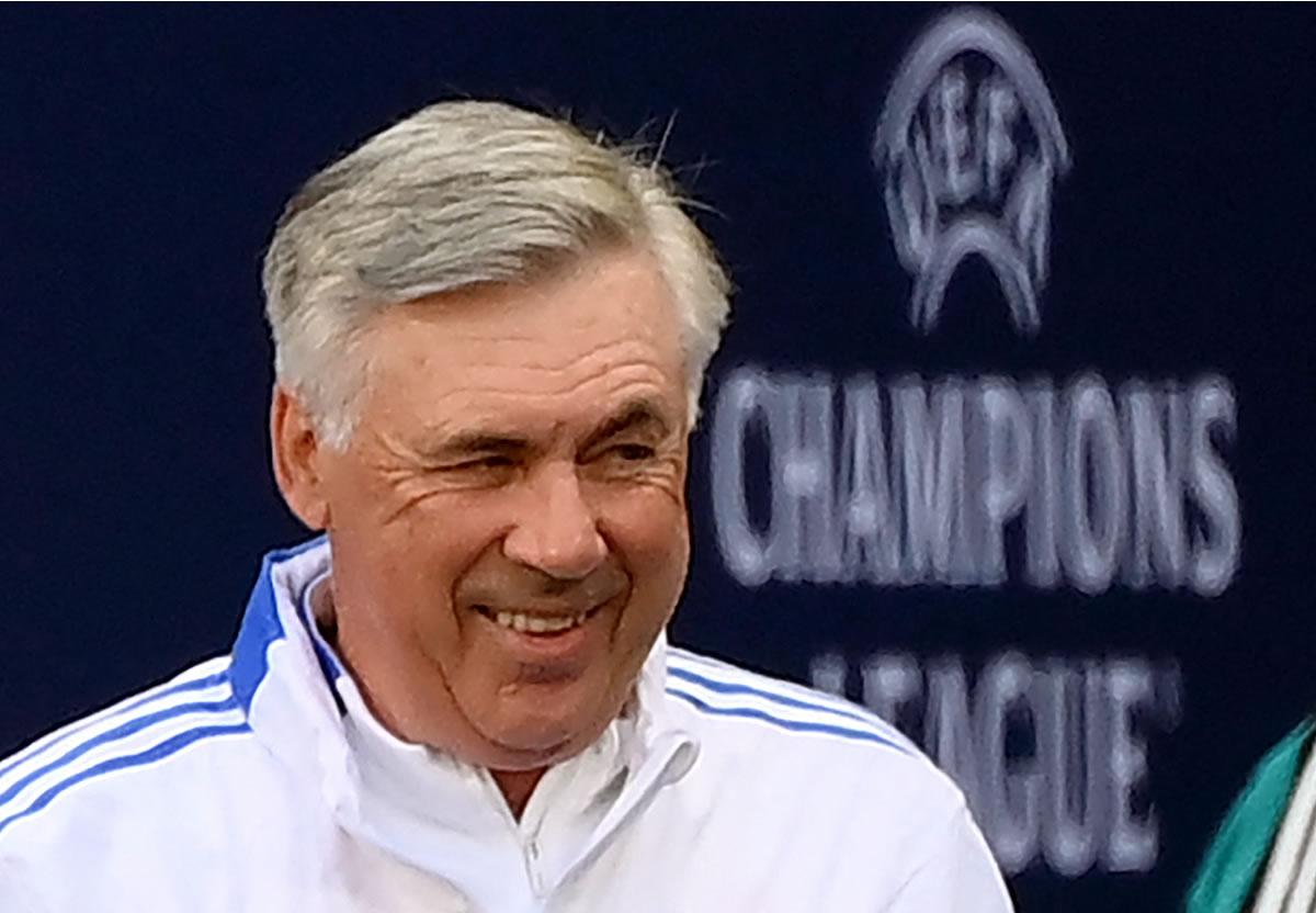 Carlo Ancelotti, sonriente durante el reconocimiento de la cancha del Stade de France.