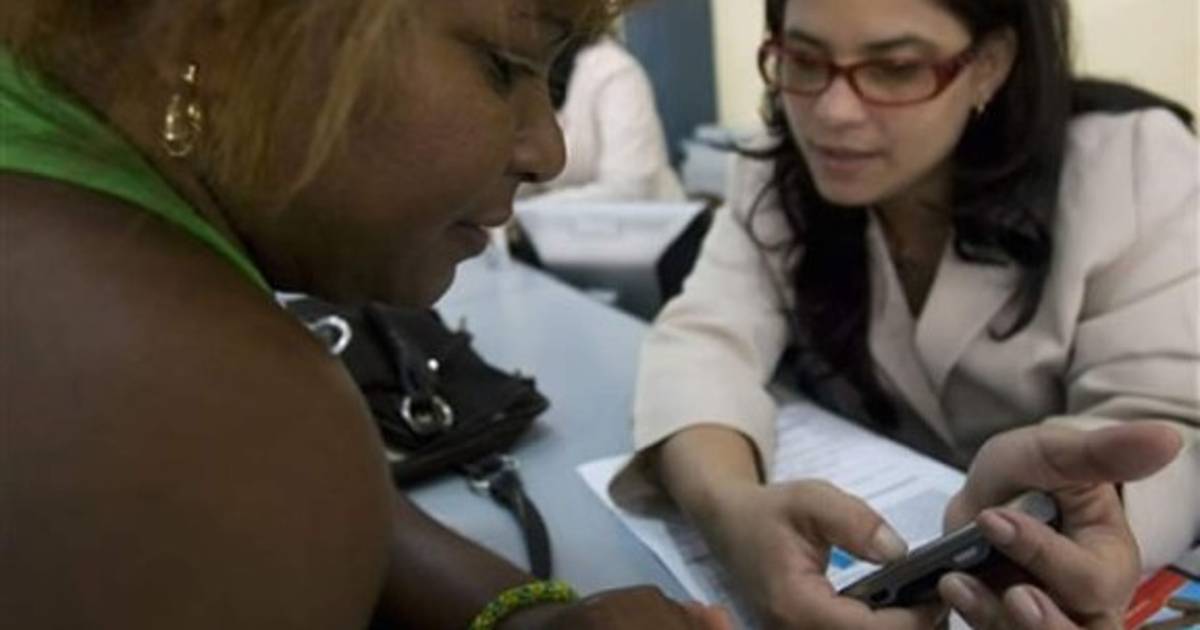 Inician venta de celulares en Cuba