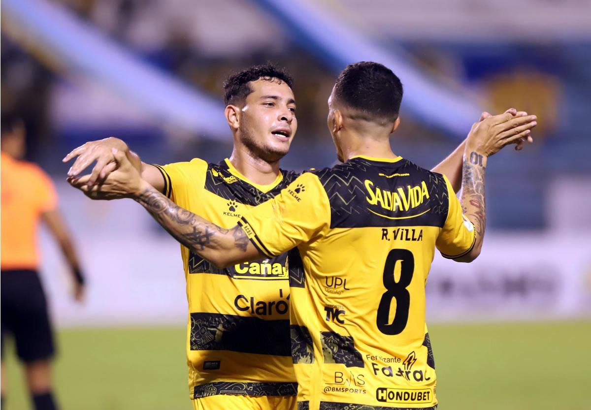 Jhow Benavídez celebró y agradeció a Óscar Raí Villa por sus dos asistencias para su doblete.