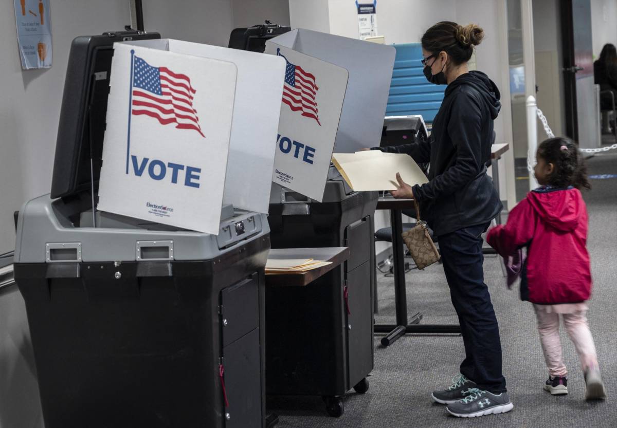 Virginia elige gobernador en elecciones que son termómetro de la presidencia de Biden