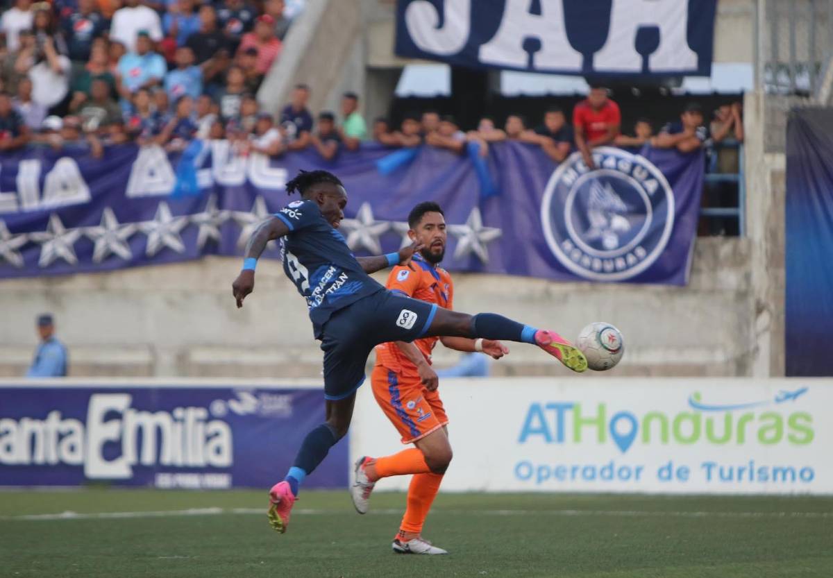 Rubilio Castillo volvió a vestir la camiseta del Motagua y estuvo a punto de marcar.