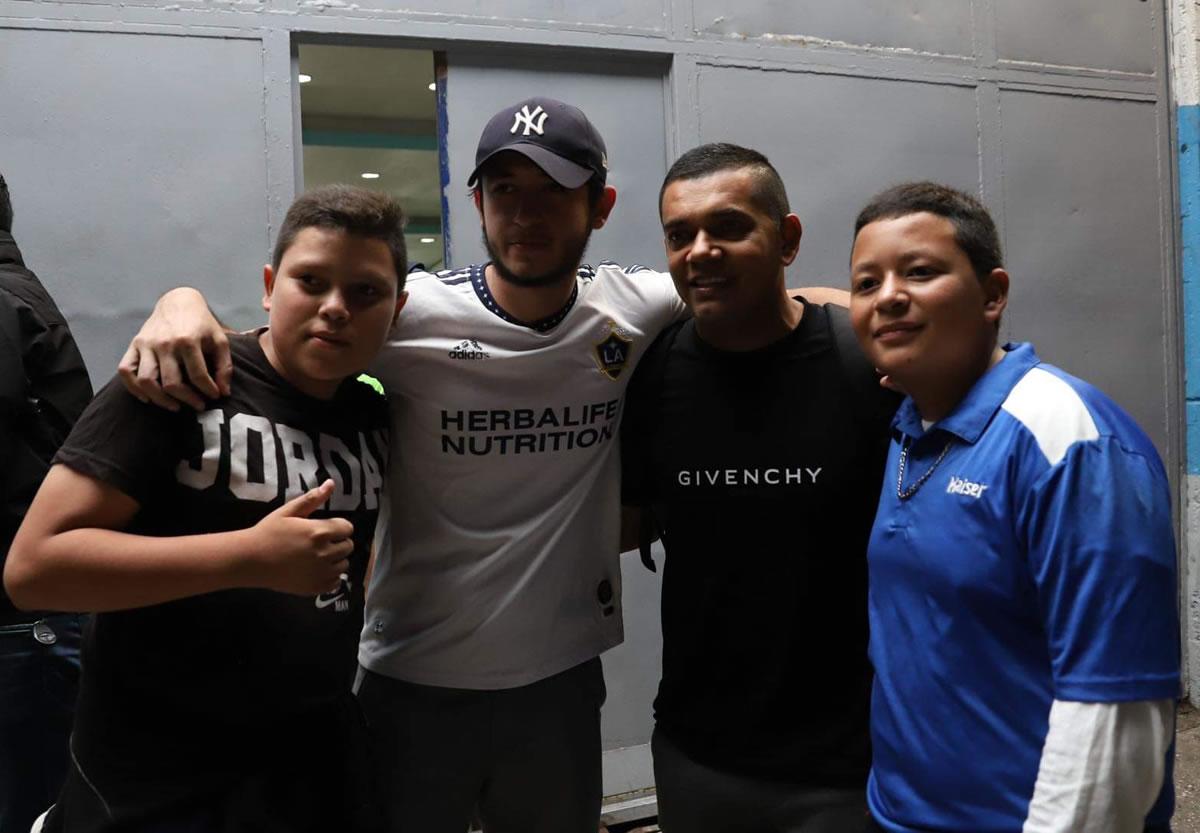 Amado Guevara posó con aficionados en las afueras del coloso capitalino.