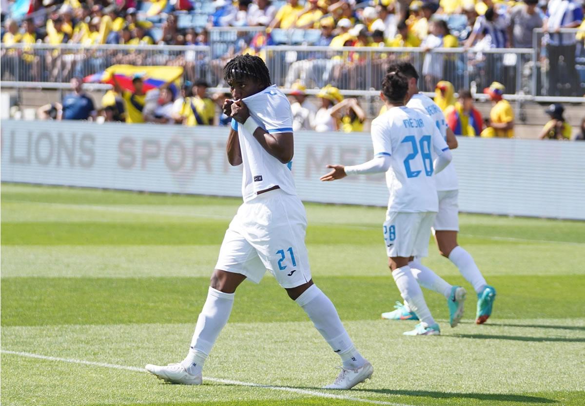 Bryan Róchez celebrando su gol para el empate de la Bicolor.