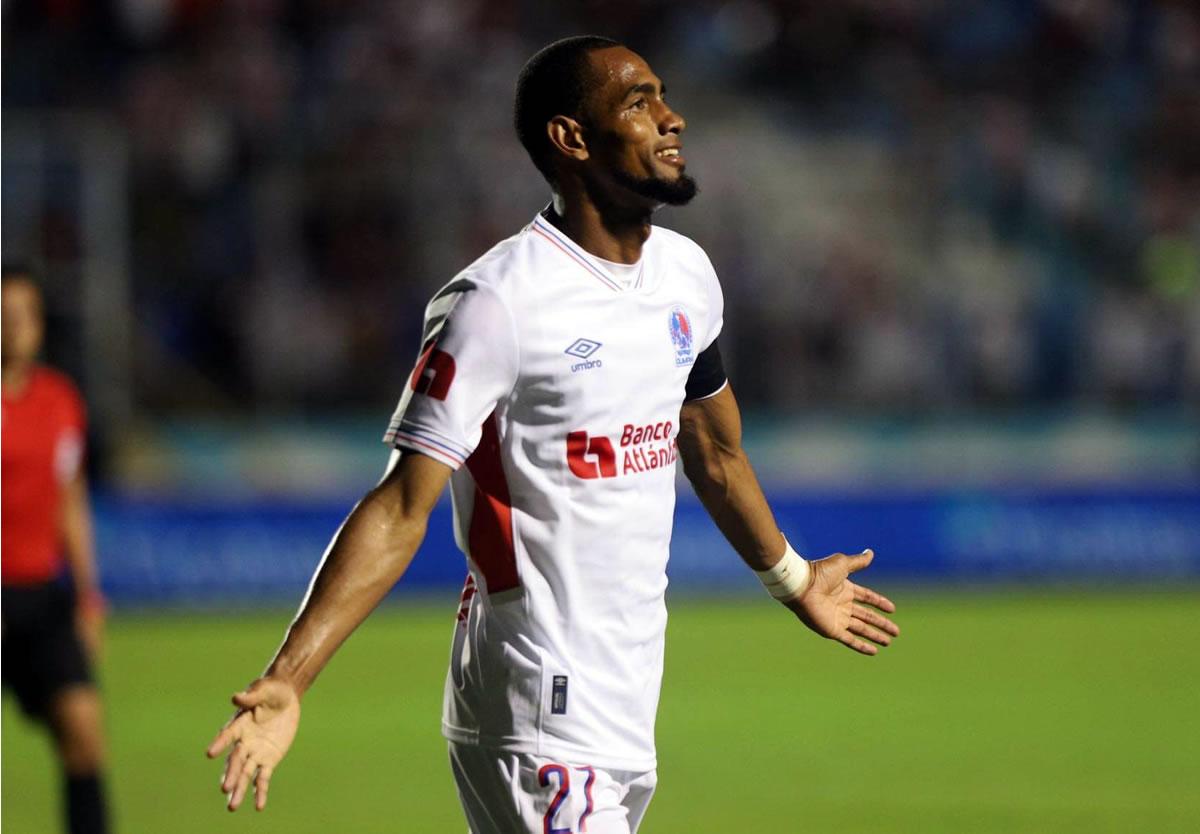 Jerry Bengtson brilló en una gran noche marcando un triplete para la remontada del Olimpia en el Clásico nacional.