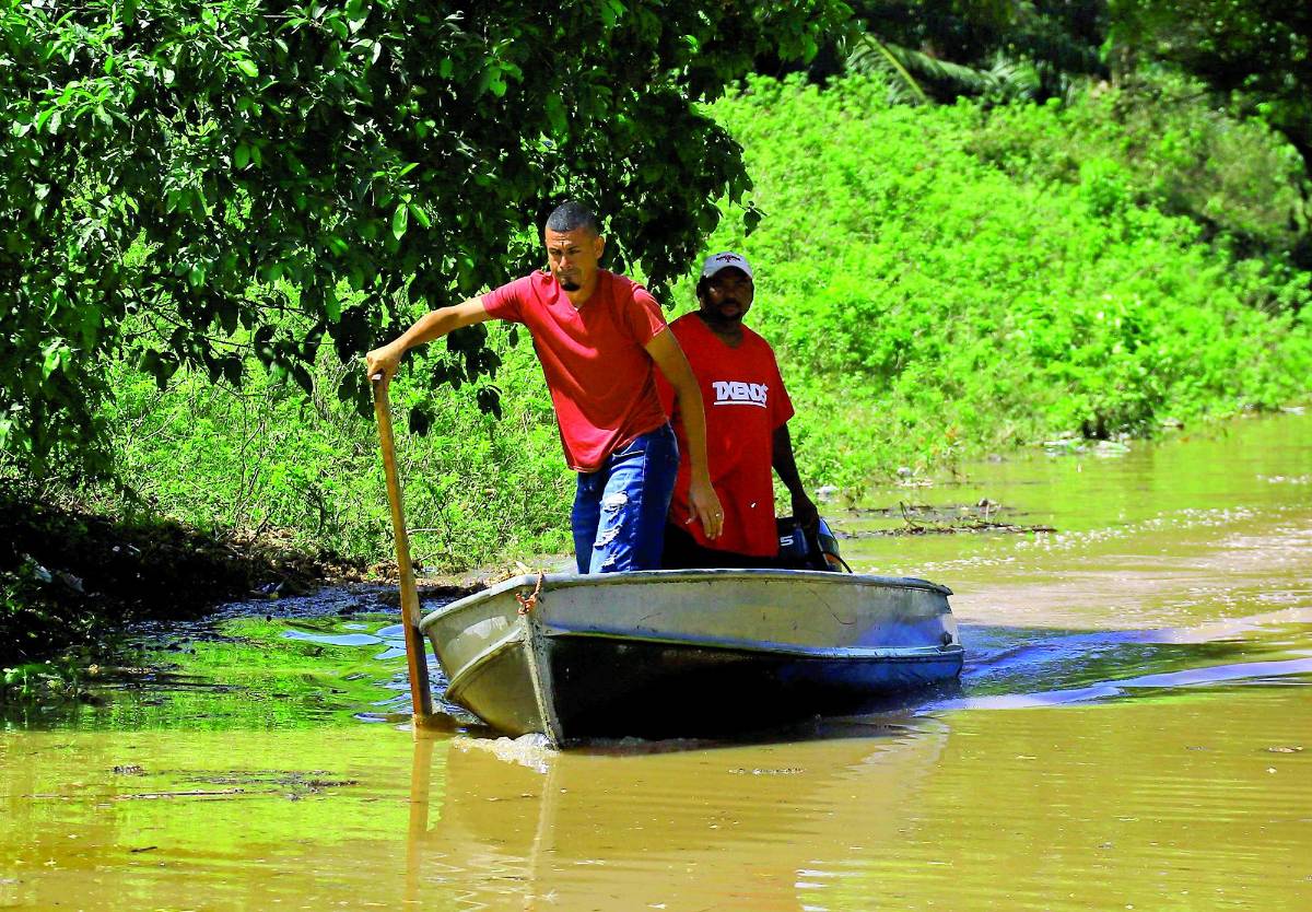 En Choloma, los habitantes tienen que trasladarse en pequeñas embarcaciones.