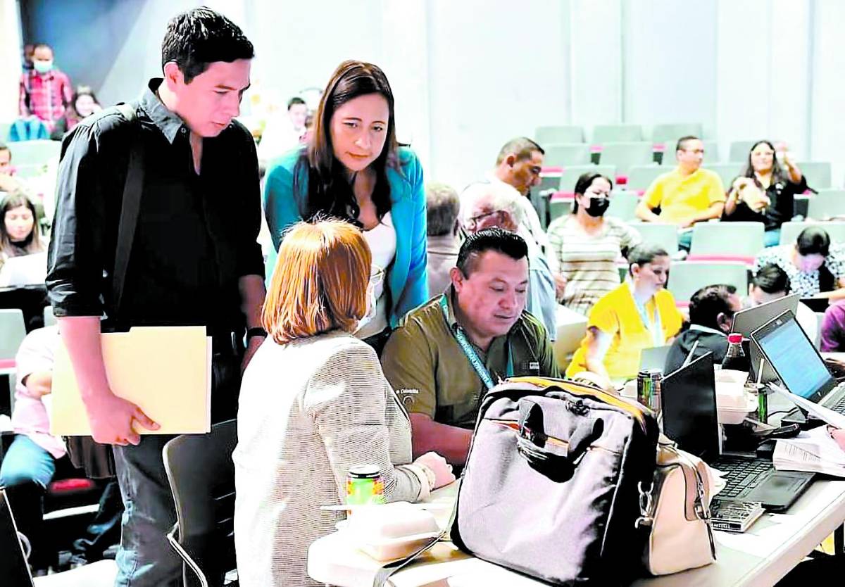 Salud revisa plan de compras de medicamentos e insumos