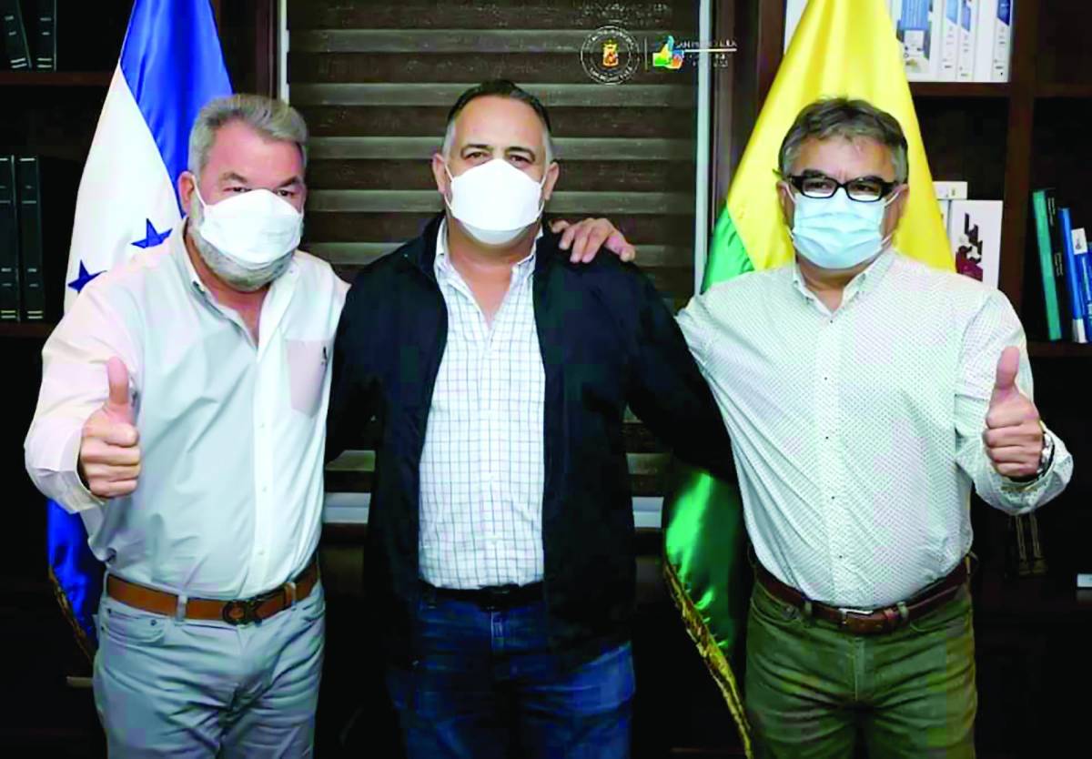 Roberto Contreras, Armando Calidonio (alcalde anterior) y Rolando Contreras, ayer, en el acto de juramentación.