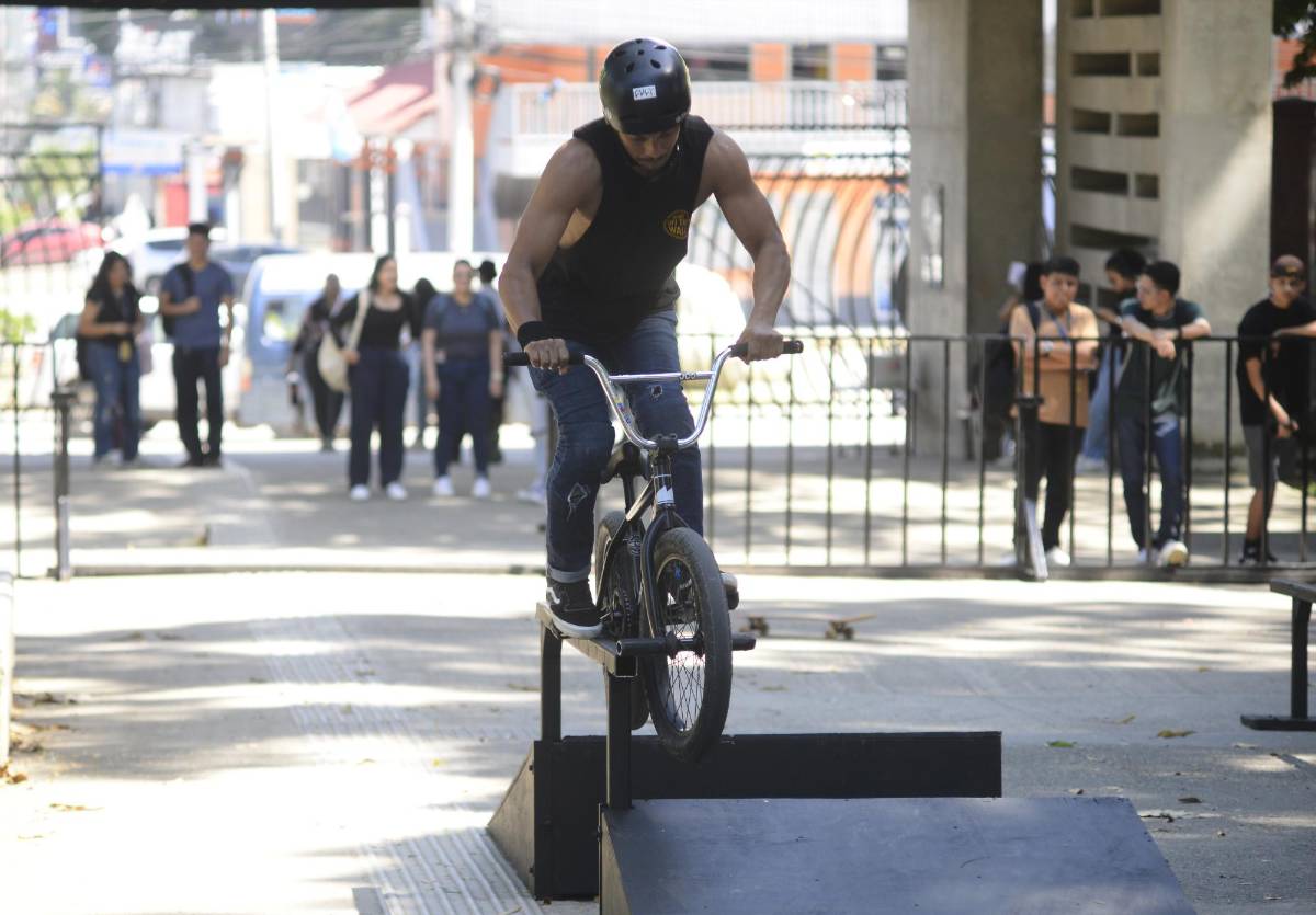 Miembros de Warriors Zulu Nation realizan demostración de deportes extremos.