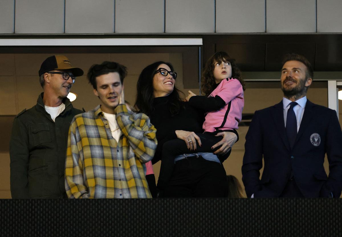 Edward Norton, Liv Tyler, David Beckham y su hijo Brooklyn en el estadio del Galaxy.