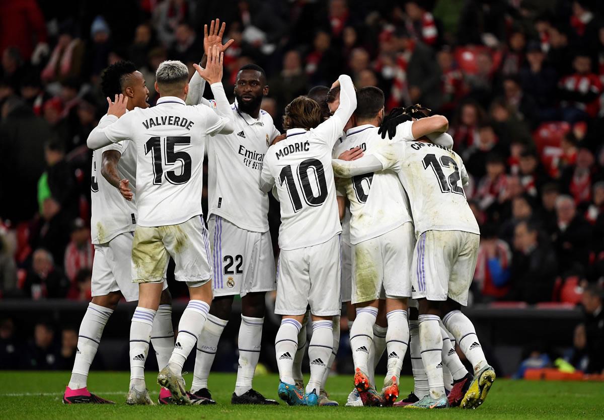 Jugadores del Real Madrid celebrando la victoria en San Mamés.