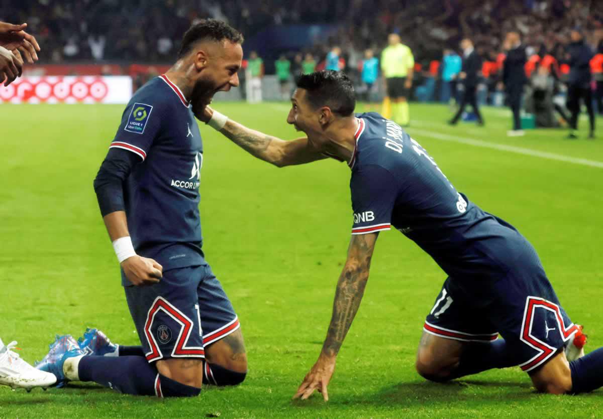 Neymar y Di María celebrando el gol del argentino.