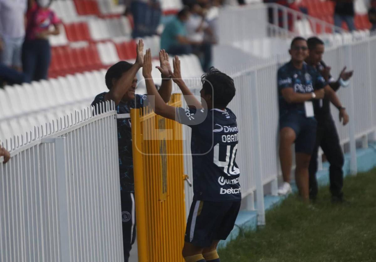 Yostin celebró su gol con su padre César Obando.