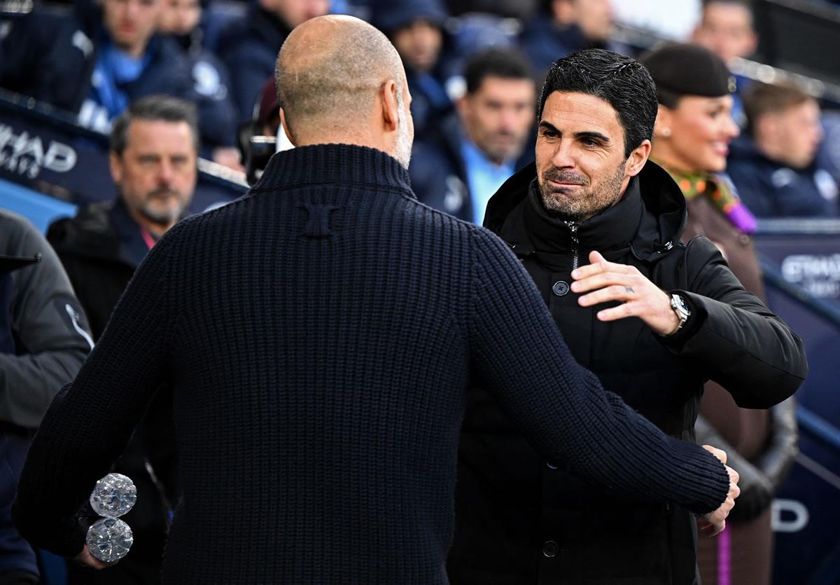 Pep Guardiola y Mikel Arteta se saludan muy cariñosamente antes del inicio del partido.