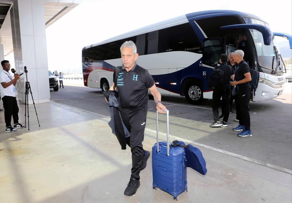 Reinaldo Rueda encabeza la expedición de la Selección de Honduras.