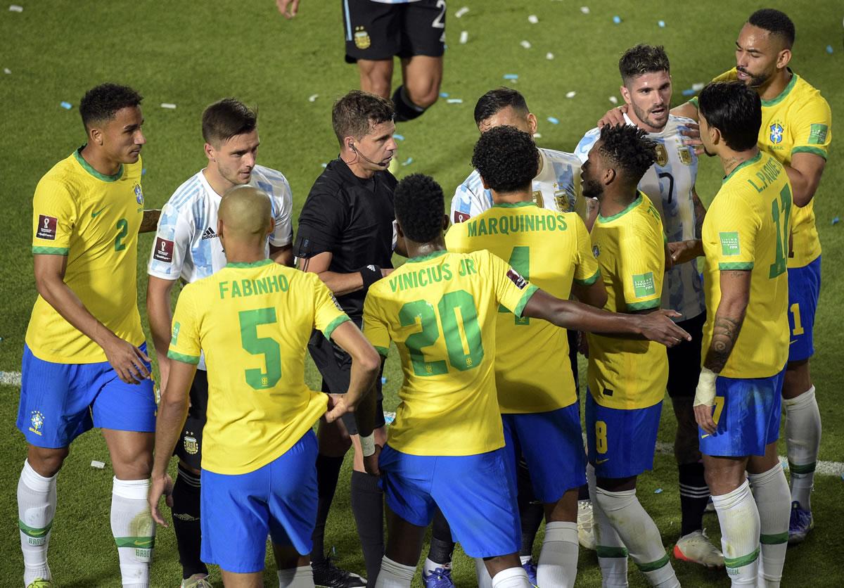 Los reclamos de los argentinos y brasileños al árbitro del partido.