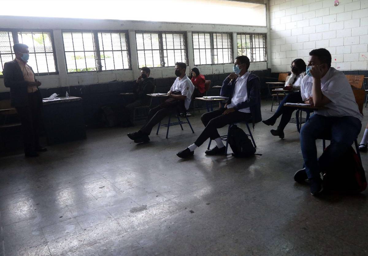 Un total de 71,652 maestros para atender a 1.8 millones de estudiantes