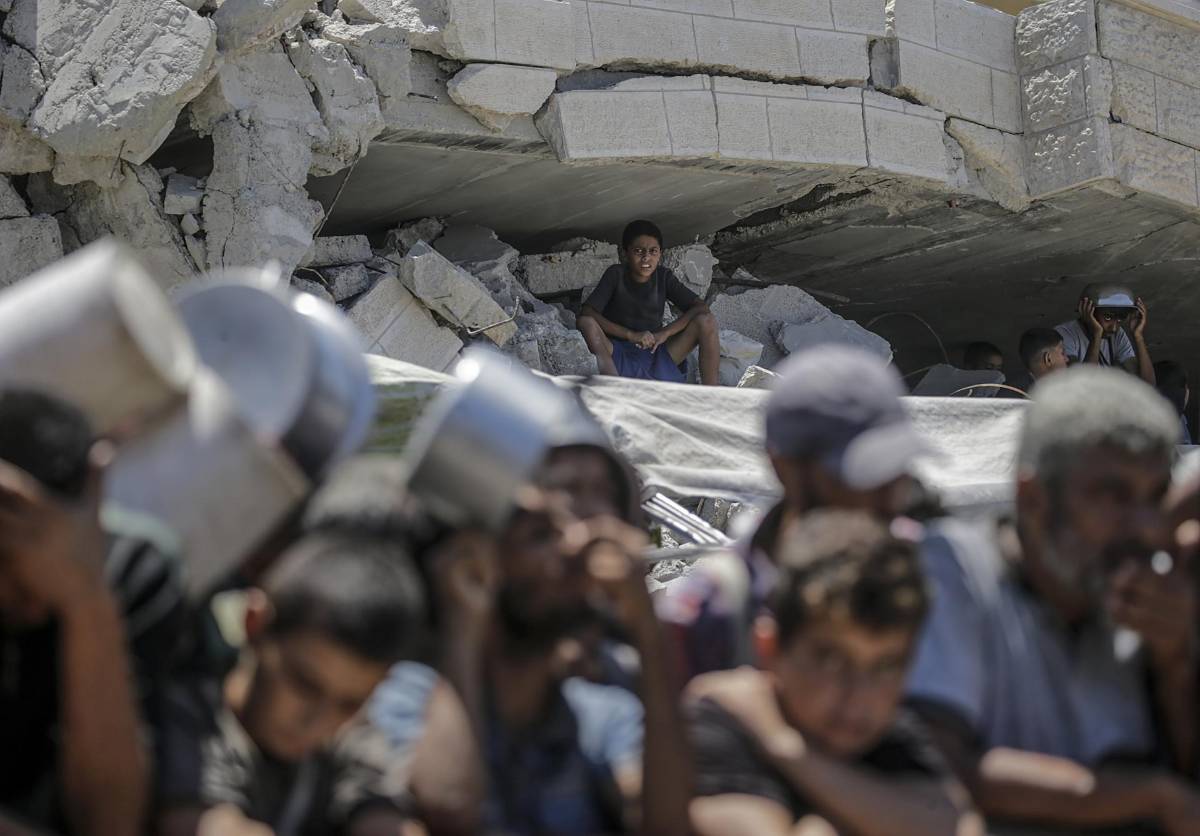 Comienzan lanzamientos aéreos de ayuda alimentaria en Gaza ante la hambruna