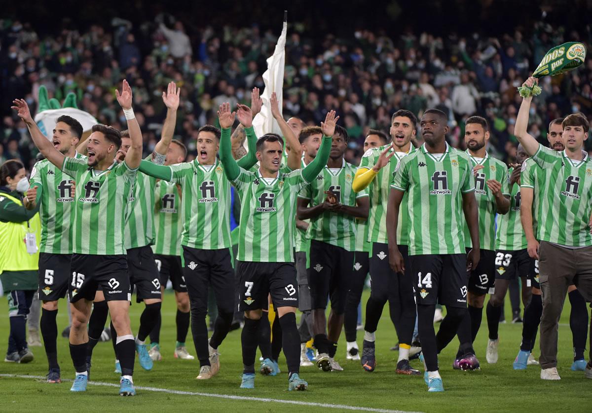 Los jugadores del Betis celebrando con su afición el boleto a la final.