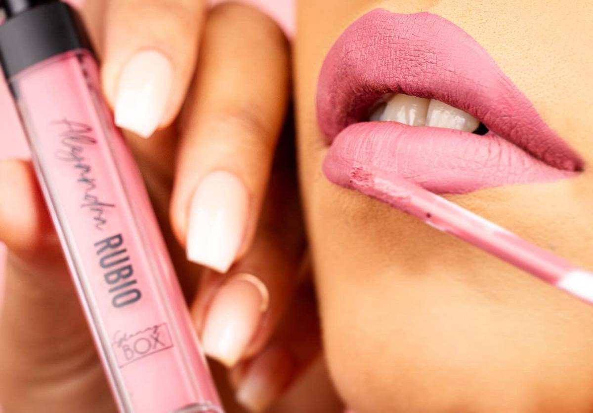Alejandra Rubio lanza línea de labiales en honor a su madre