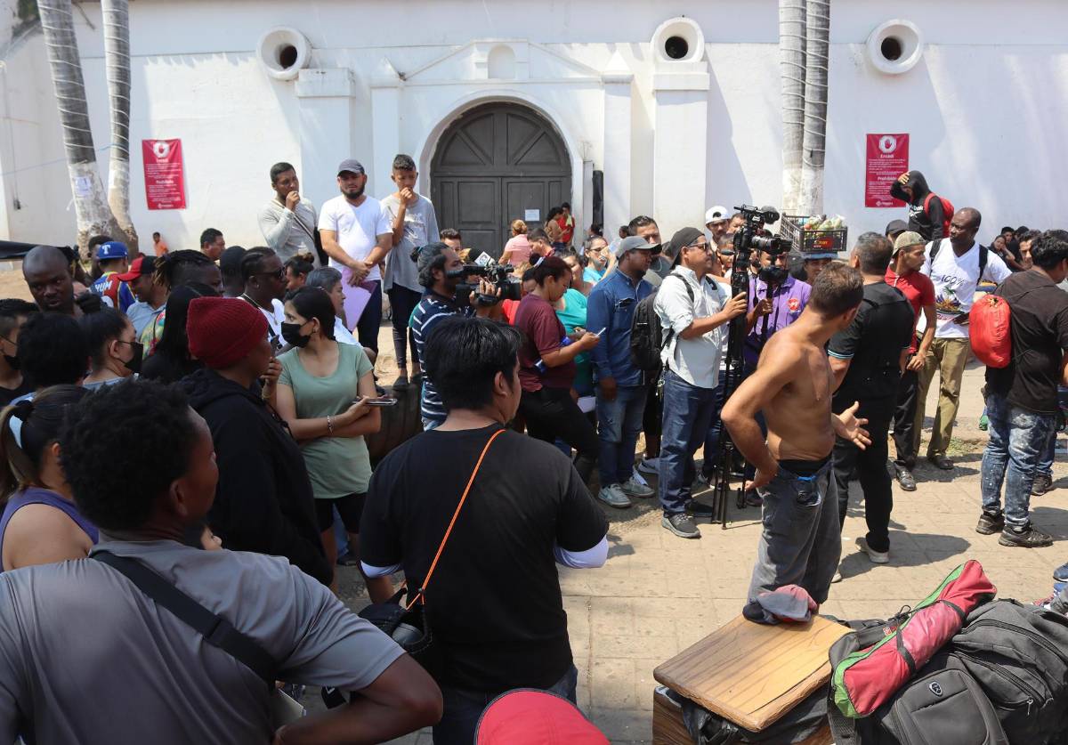 Migrantes protestan y convocan a un Viacrucis migrante, hoy en la ciudad de Tapachula.