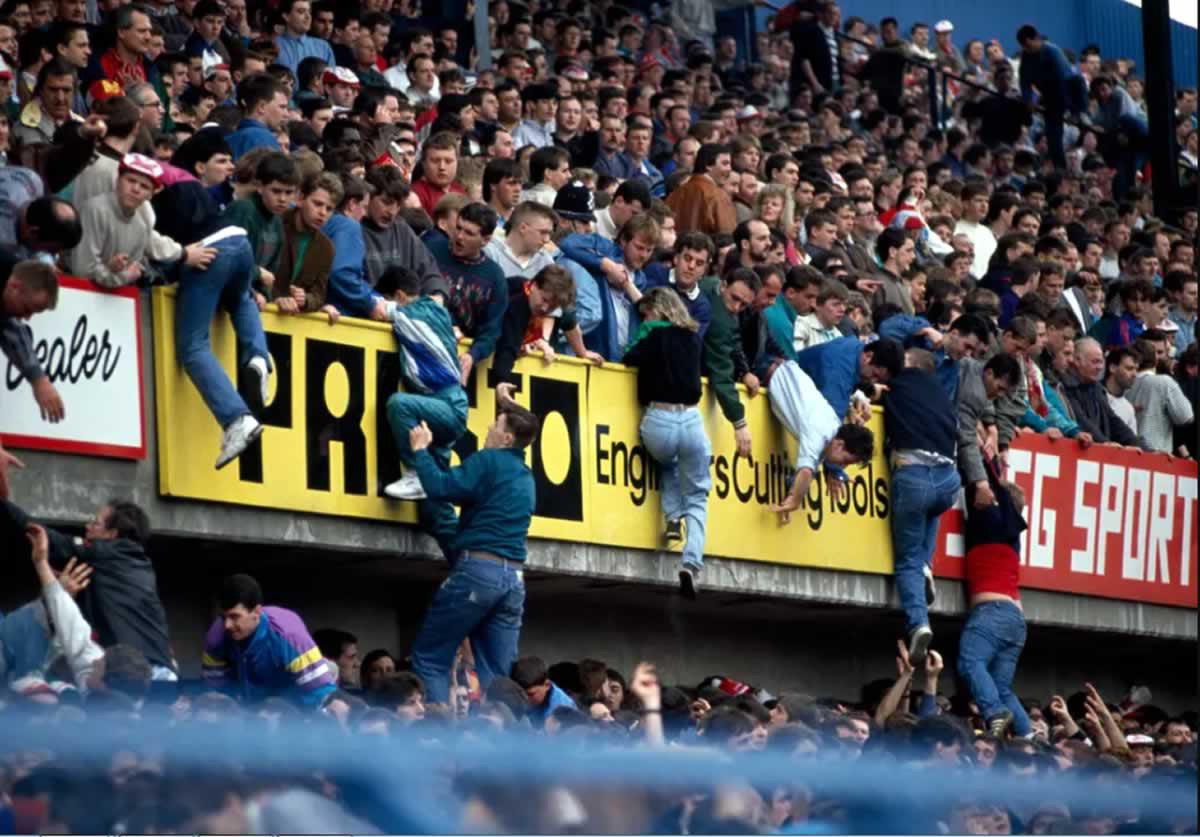 Hinchas siendo llevados a un lugar seguro en la tribuna del estadio de Hillsborough el 15 de abril de 1989.