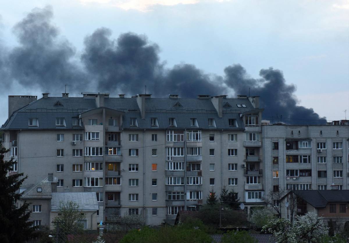 Dark smoke rises following an air strike in the western Ukrainian city of Lviv, on May 3, 2022. (Photo by Yuriy Dyachyshyn / AFP)