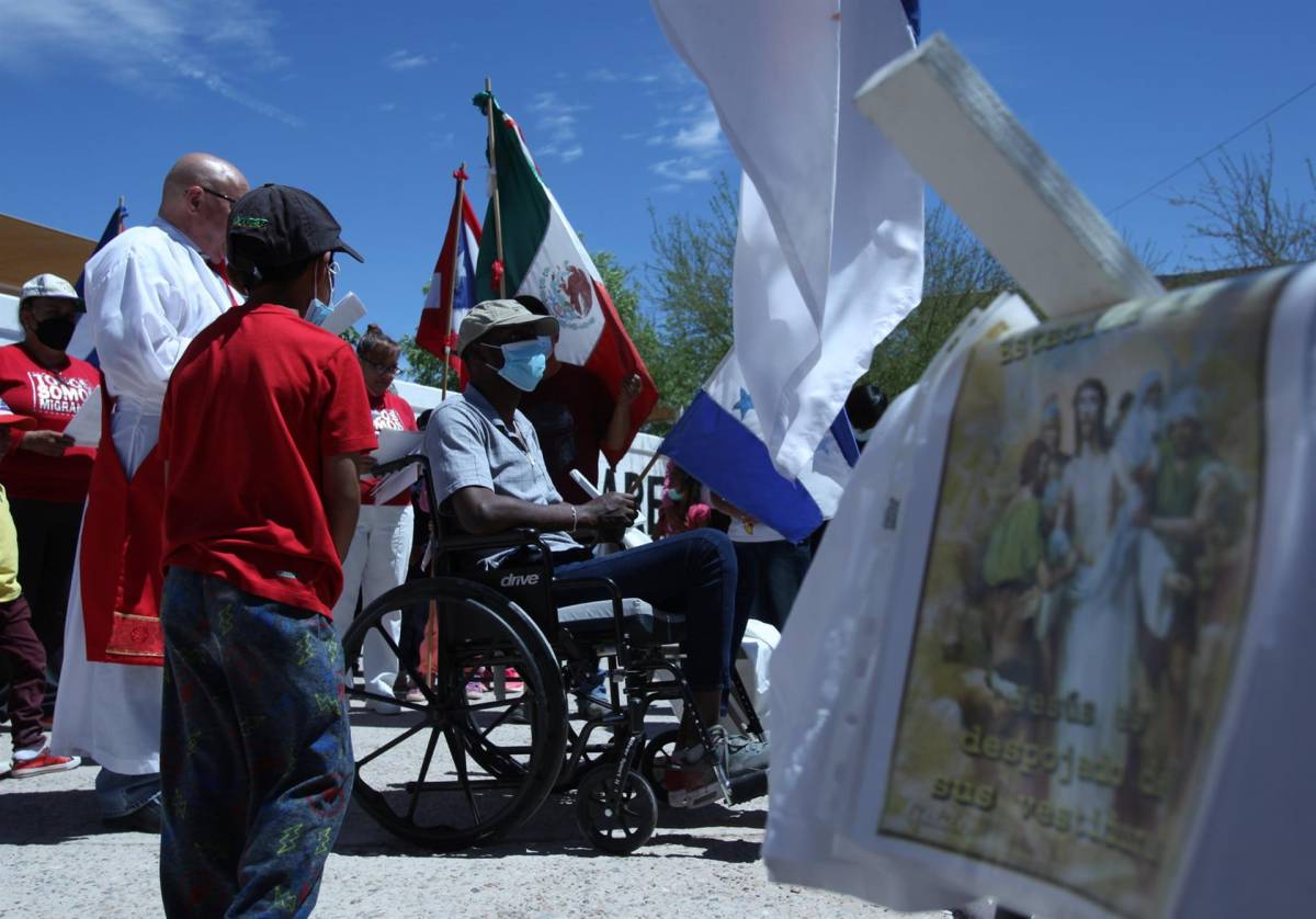 Migrantes hondureños recrean la Pasión de Cristo en la frontera de México con EEUU