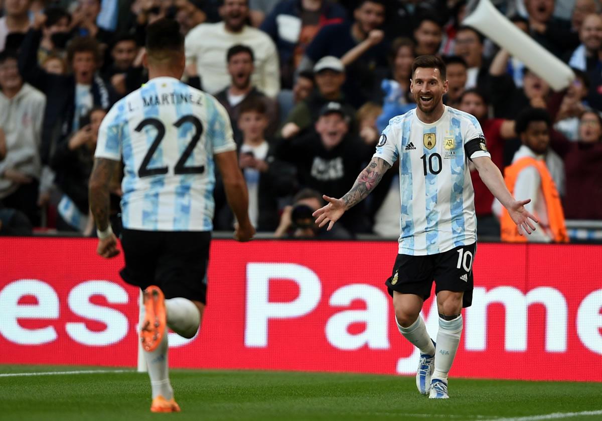 Lionel Messi celebrando el gol de Lautaro Martínez, a quien le dio la asistencia.