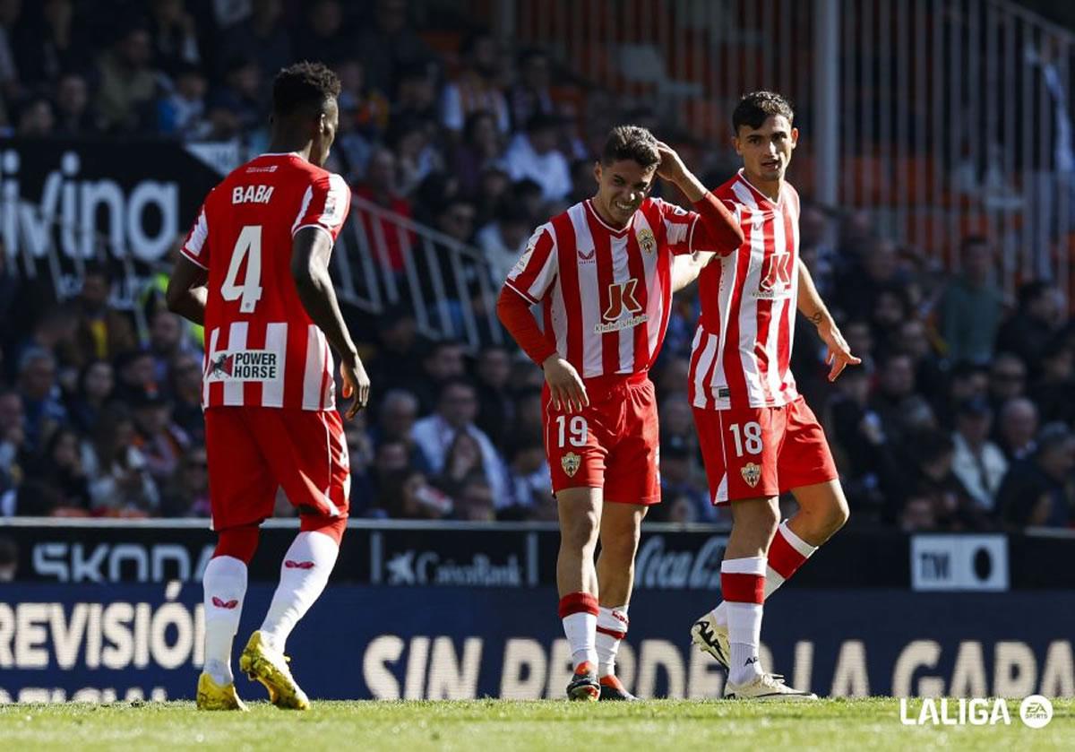 El Almería se hunde cada vez más en el fondo de la tabla de posiciones y apunta al descenso.