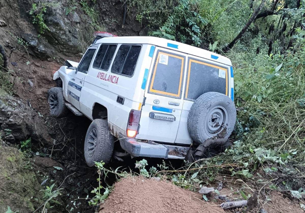 Ambulancia cae a hondonada en la carretera hacia Yoro