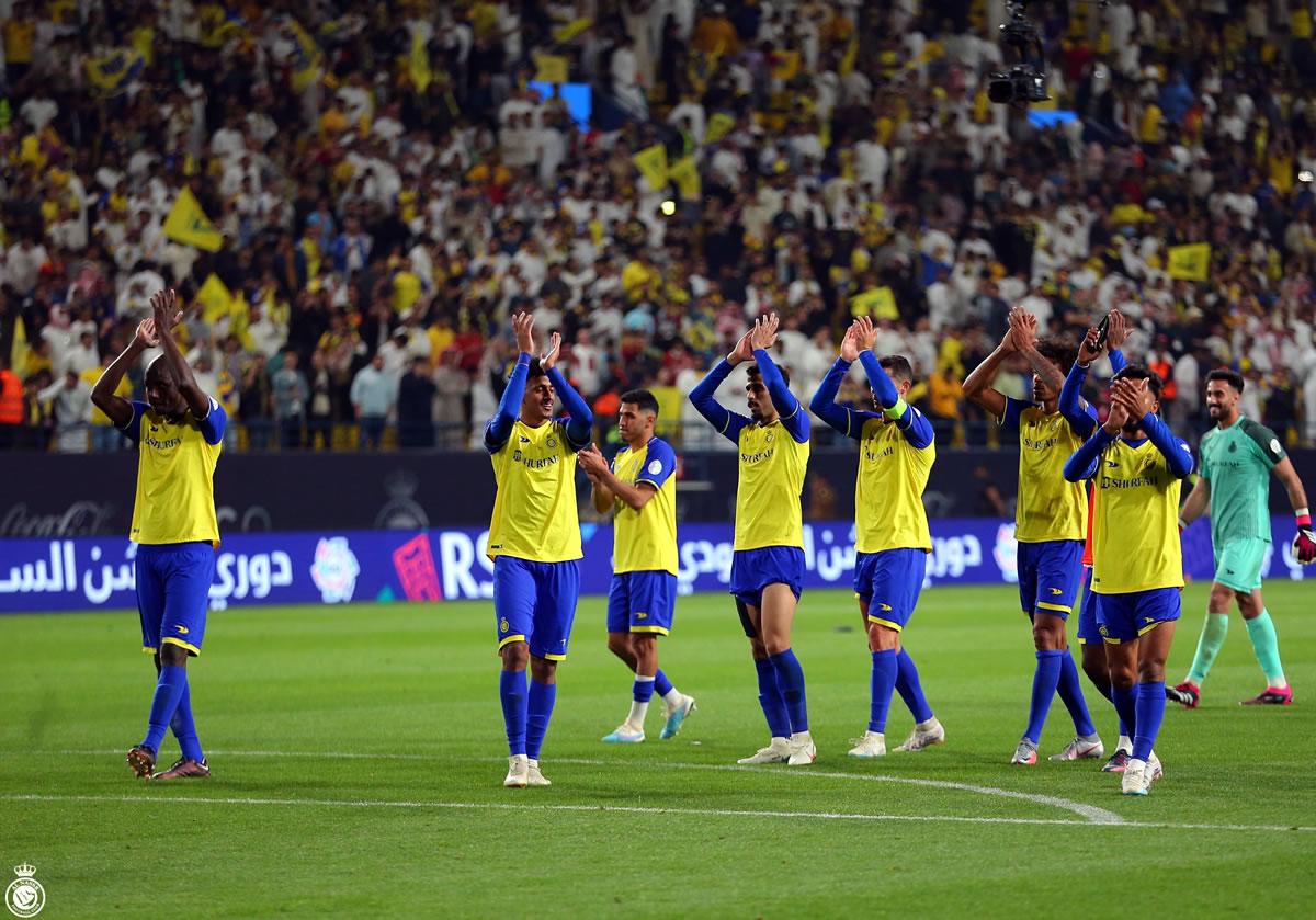 Los jugadores del Al Nassr FC, entre ellos Cristiano Ronaldo, celebran con su afición tras el épico triunfo.